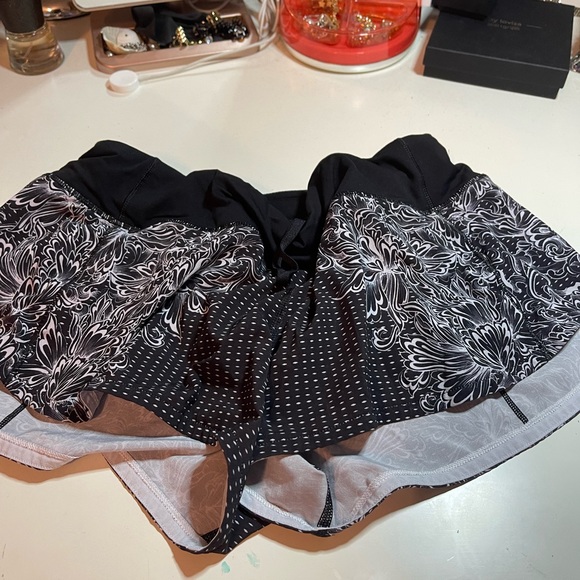 LULULEMON SPEED UP 2.5 Shorts!! - Picture 7 of 9